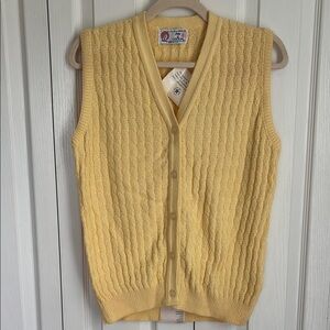 Vintage NWT Isle of Cotton V-Neck Button Down Knit Vest. Yellow. Size Medium